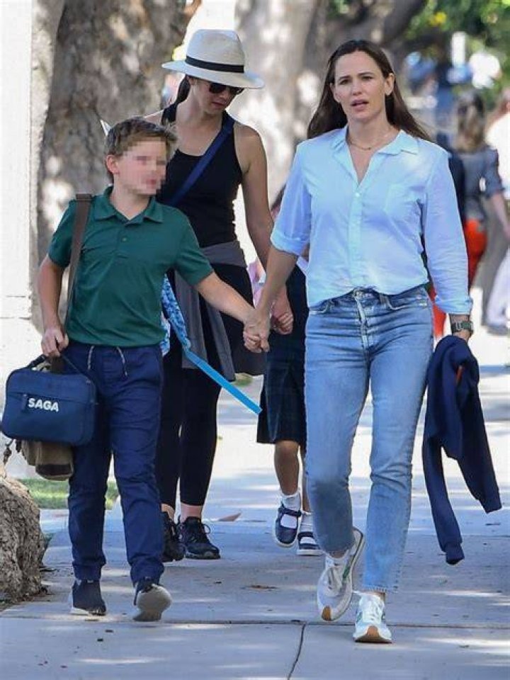 Jennifer Garner & Son Samuel Visit Farmers Market: Photos – Hollywood Life