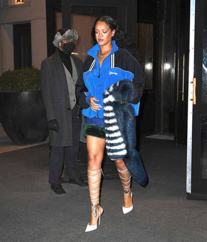 Rihanna Shows Off Her Bare Baby Bump In Cutout Top & Sweats – Hollywood Life